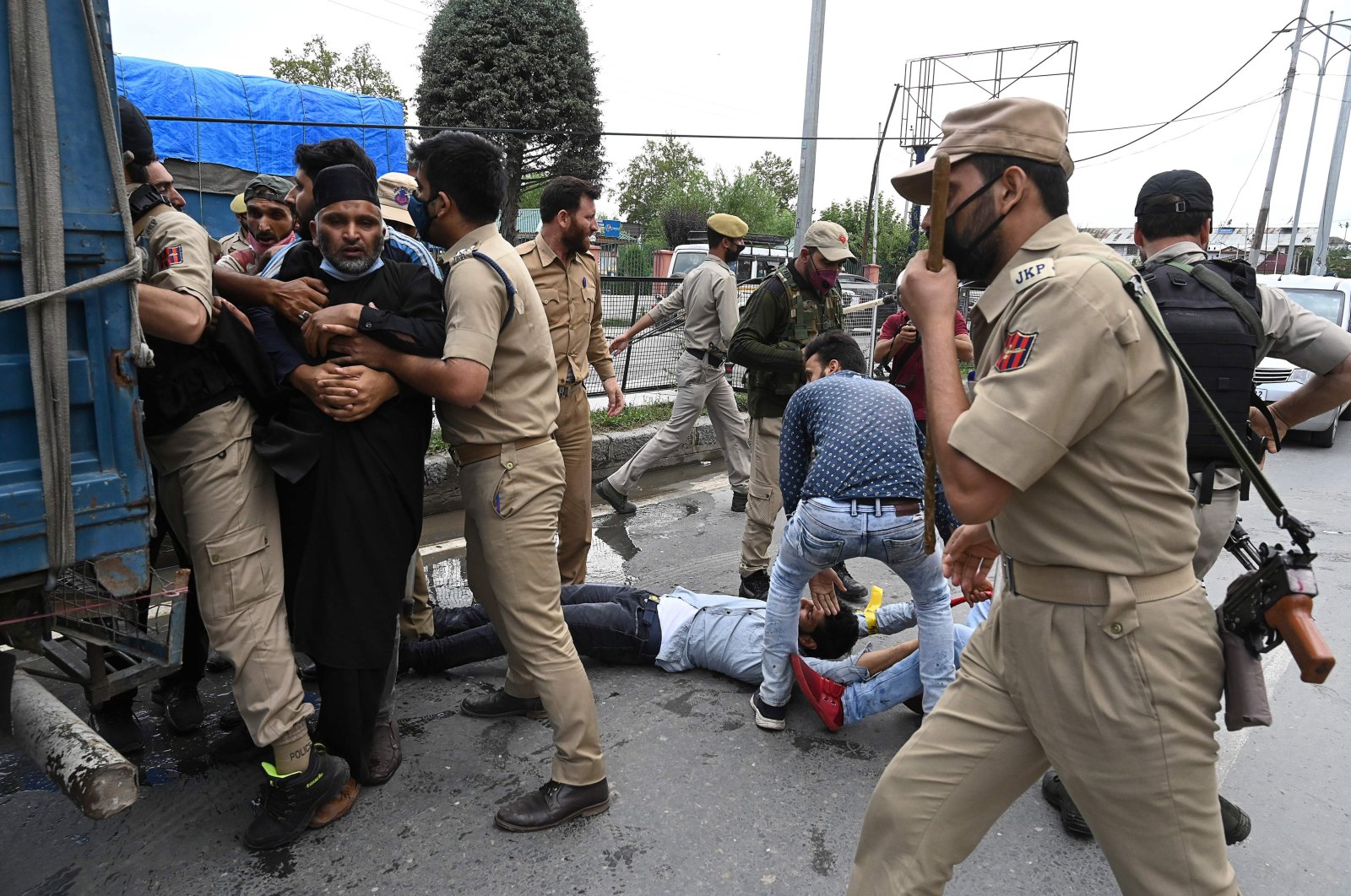 Kashmiri Shiite Muslim men react while Indian police detain them as devotees defy restrictions for a Muharram procession in Srinagar on Aug. 28, 2020. (AFP Photo)