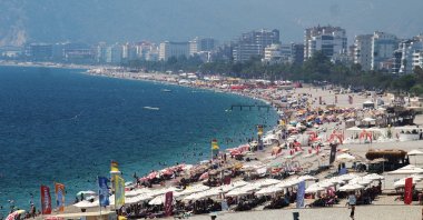 People in Antalya’s Konyaaltı beach, Aug. 29, 2020. (IHA Photo)