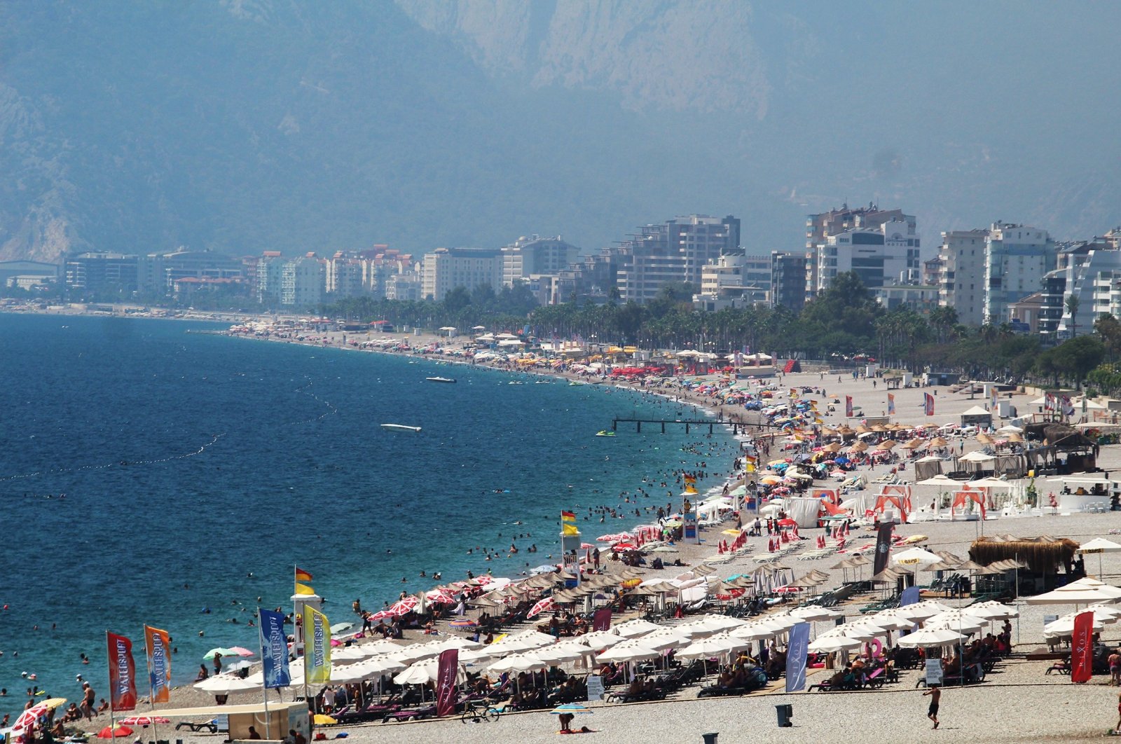 People in Antalya’s Konyaaltı beach, Aug. 29, 2020. (IHA Photo)