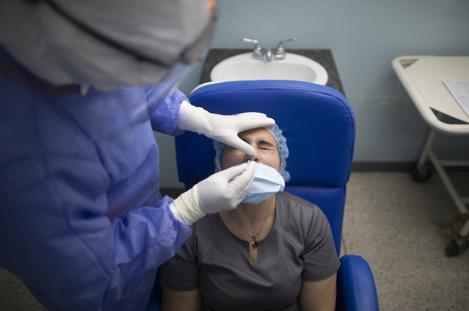 A doctor collects a swab sample from a doctor that came out positive in the COVID-19 rapid test at a comprehensive diagnosis center, Caracas, Venezuela, Aug 27, 2020. (AP Photo)