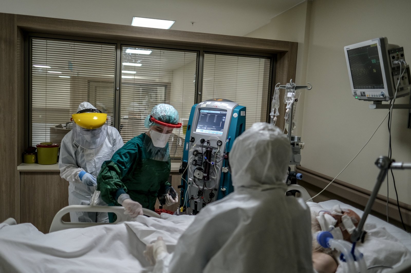 Doctors and health professionals visit a COVID-19 patient at Kartal Lütfi Kırdar Hospital in Istanbul's Kartal district, Turkey, May 6, 2020. (Sabah File Photo)