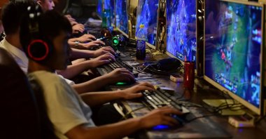 People play online games at an internet cafe in Fuyang, Anhui province, China August 20, 2018. (REUTERS Photo)