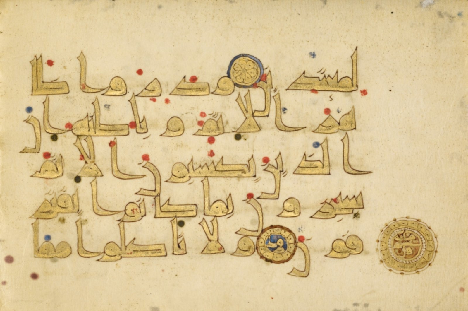 "Fragmentary Qur’an," ninth century, pen and ink, gold paint, and tempera colors, 14.4 by 20.8 centimeters. (Courtesy of Getty Museum)