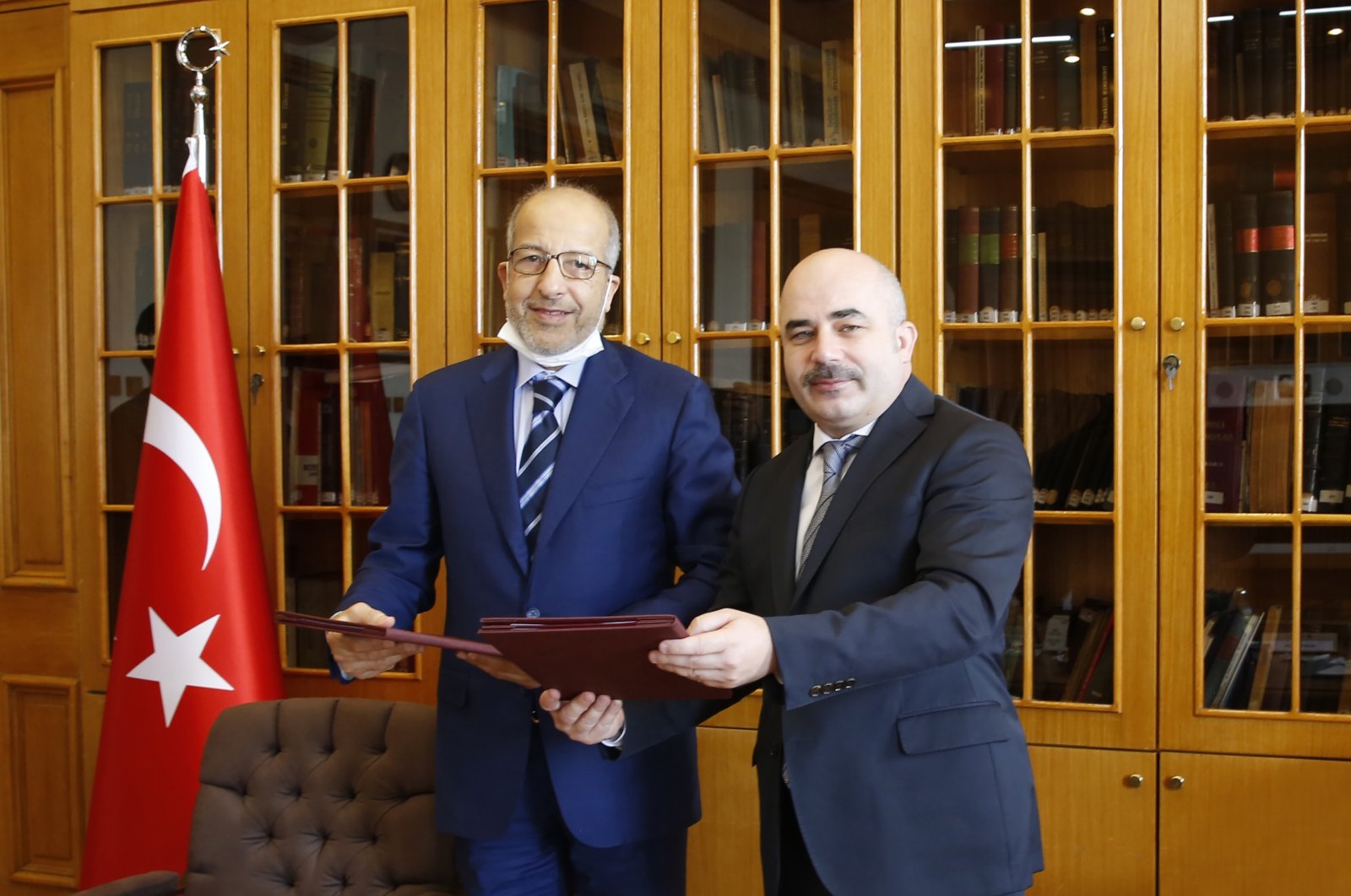 Murat Uysal (R), governor of the Central Bank of the Republic of Turkey, poses with his Libyan counterpart Saddek Elkaber (L) after the signing of the memorandum, Aug. 31, 2020. (Retrieved from Twitter)