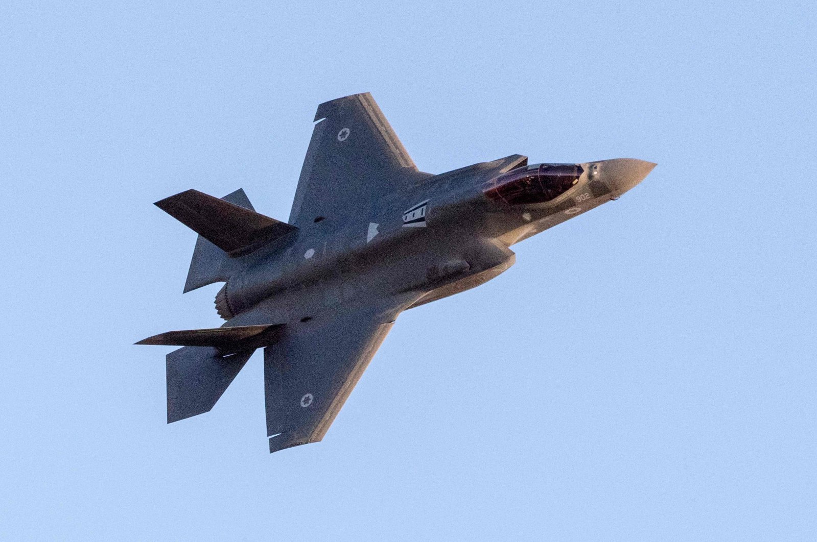 An Israeli Air Force F-35 Lightning II fighter plane performs at an air show during the graduation of new cadet pilots at Hatzerim base in the Negev desert, near the southern Israeli city of Beer Sheva, June 29, 2017. (AFP Photo)