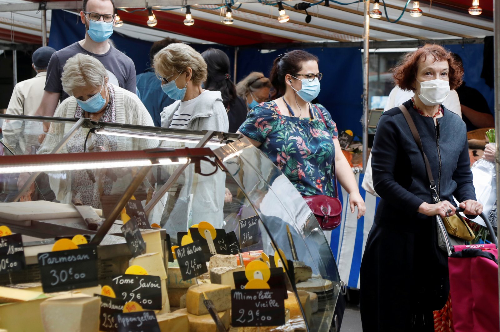 People wear protective masks while shopping at an open-air market in Paris, France, Aug. 29, 2020. (Reuters Photo)