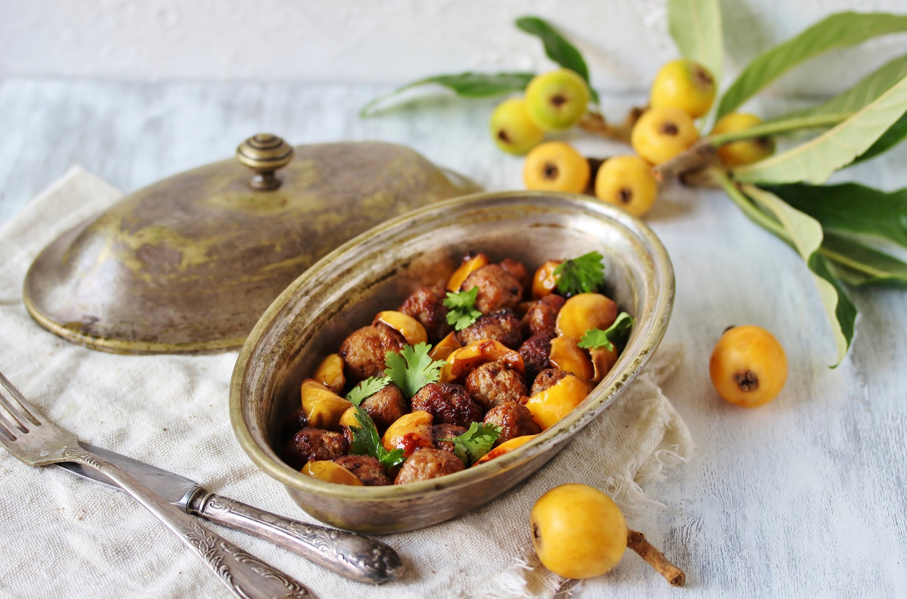 The freshness and juiciness of loquats complement the salty meat in yenidünya kebab, a Gaziantep specialty. (Shutterstock Photo)
