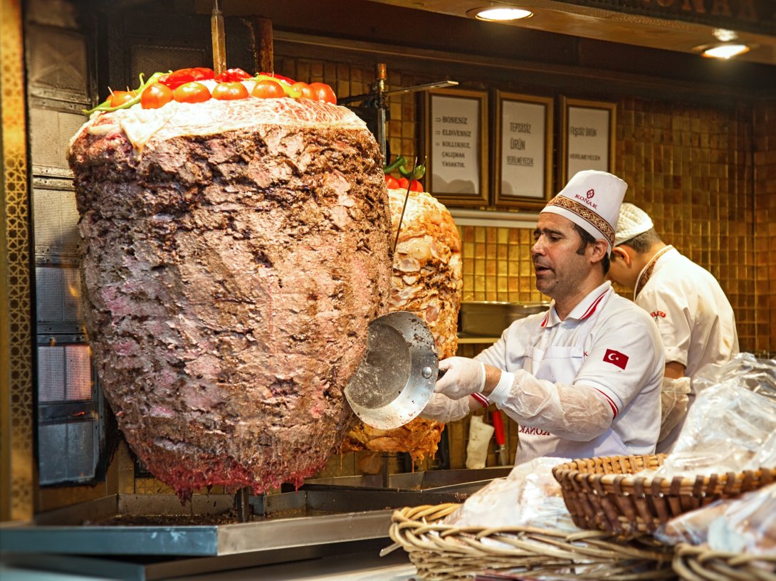 Повар шаурмы. Мясо для шаурмы. Шаурма выпечка. Необычная шаурма.