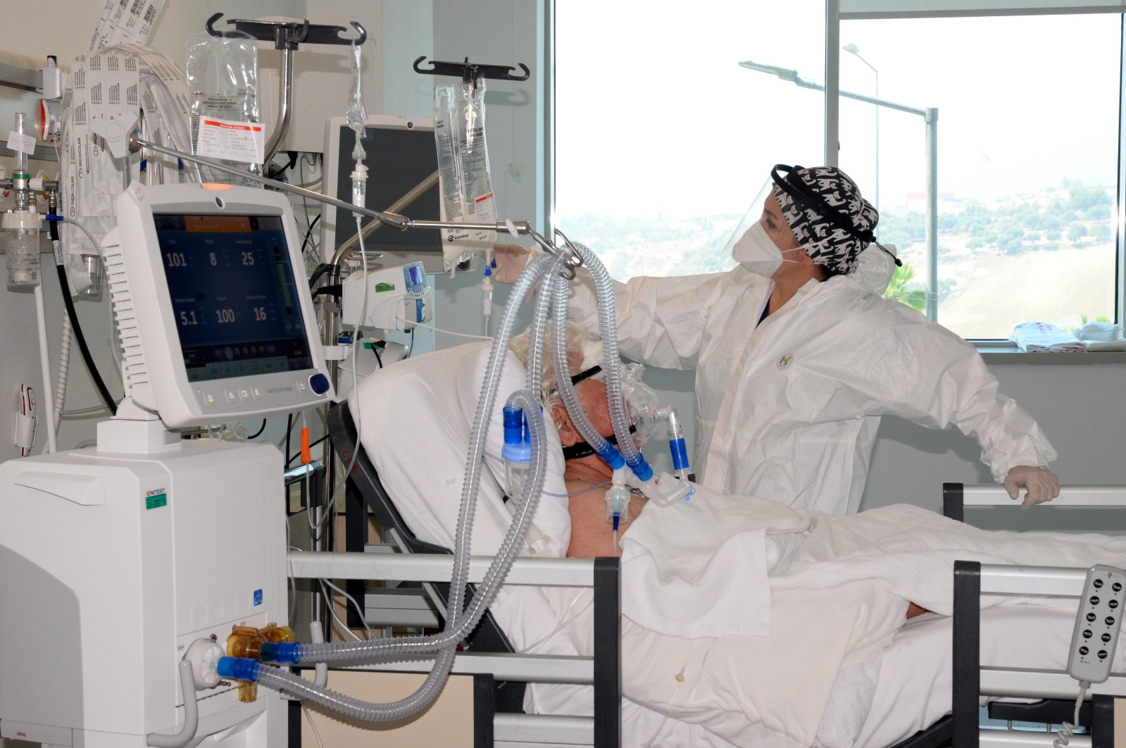 Nurdan Taşkın attends a patient at the hospital, in Mersin, southern Turkey, Sept. 3, 2020. (DHA Photo) 