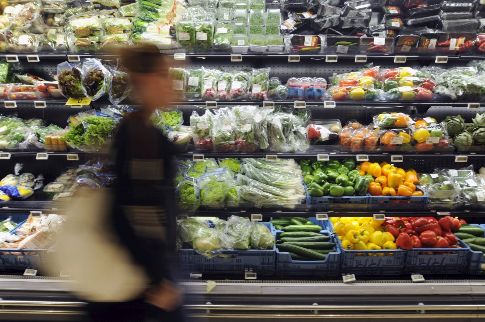 A customer walks past the fruit and vegetable section of a Carrefour grocery store in Brussels, Belgium, Sept. 4, 2014. (Reuters Photo)