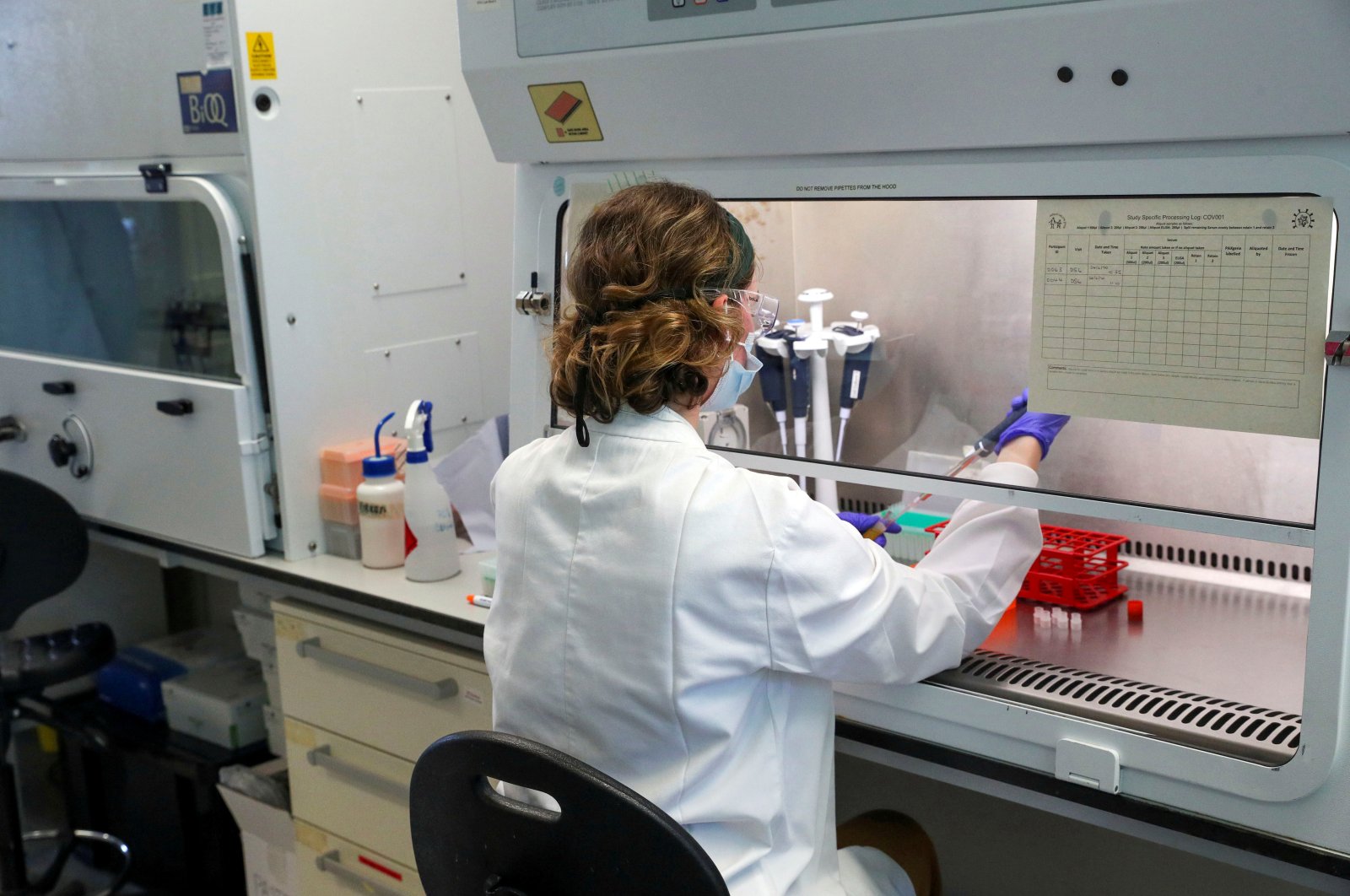 A scientist works at a manufacturing laboratory where a vaccine against the coronavirus disease (COVID-19) has been produced at the Oxford Vaccine Group's facility at the Churchill Hospital in Oxford, England, June 24, 2020. (Reuters Photo)