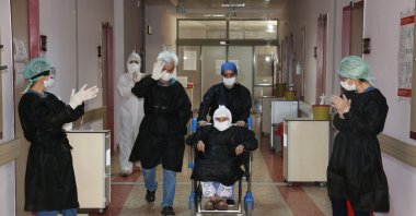 Arife Nalbant, a 104-year-old woman, leaves a hospital after recovering from COVID-19, in the capital Ankara, Turkey, Sept. 4, 2020. (İHA Photo)
