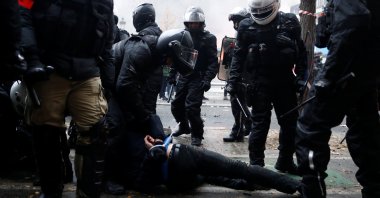 French police arrest a protester during clashes at a demonstration, Paris, Dec. 5, 2019. (REUTERS Photo)