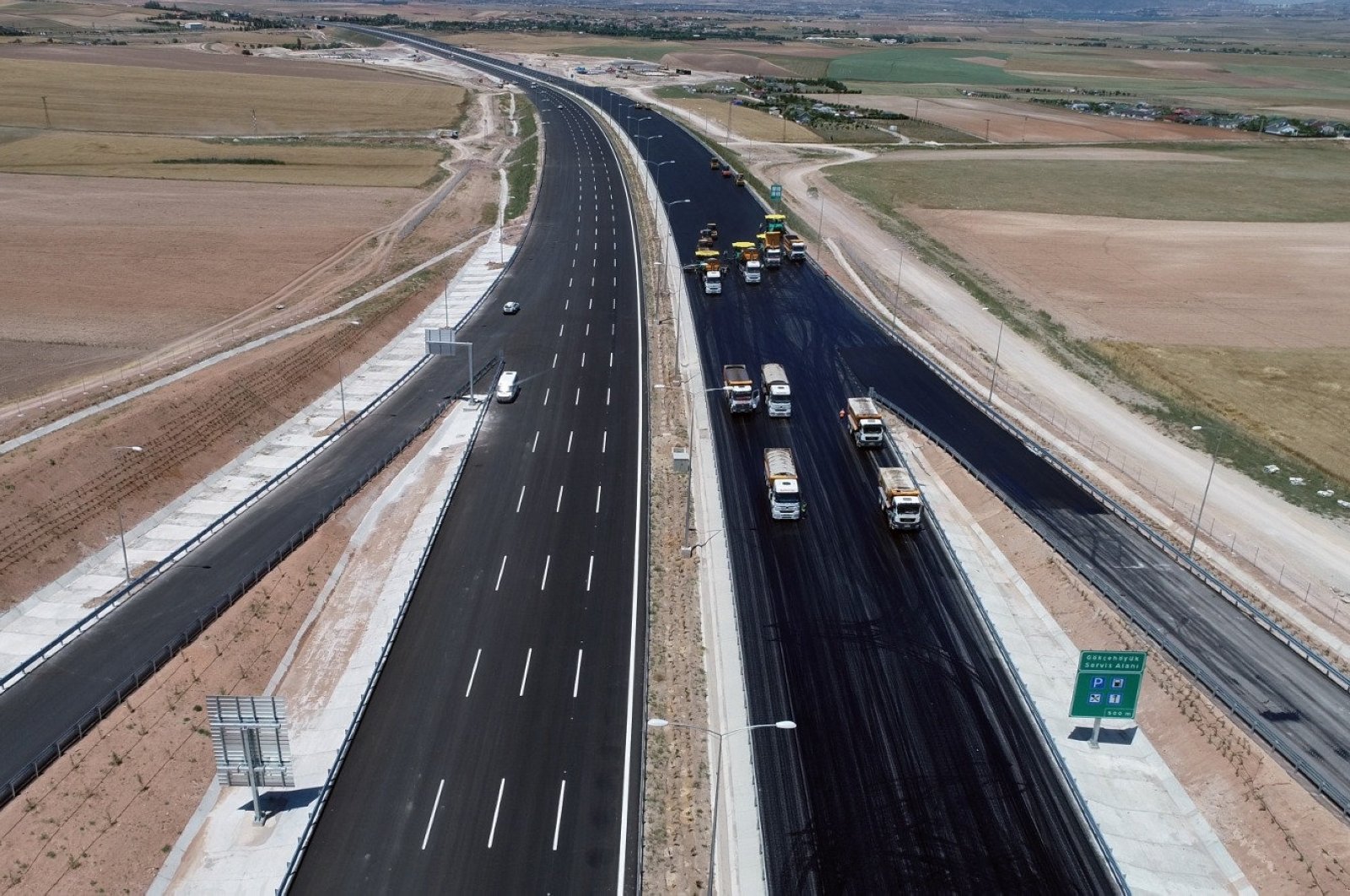 Trucks are seen on the highway that connects the capital Ankara and the central province of Niğde, Turkey, Sept. 4, 2020. (DHA Photo)