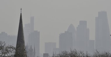 The City of London's financial district is seen from Primrose Hill as high air pollution obscures the skyline over London, April 10, 2015. (Reuters Photo)
