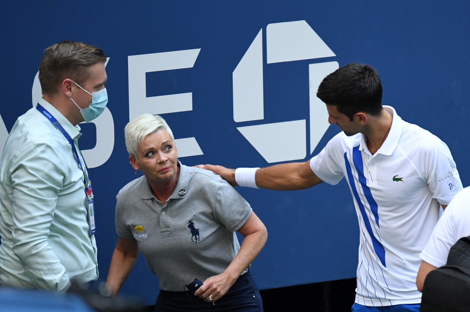 Novak Djokovic pats a line judge on the back after she was hit with a ball at the U.S. Open, New York City, New York, U.S., Sept. 7, 2020. (Reuters Photo)