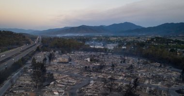 Interstate 5 is seen on the left as the Bear Lakes Estates neighborhood is left devastated in the aftermath of the Almeda fire in Phoenix, Oregon, Sept. 9, 2020. (Reuters Photo)