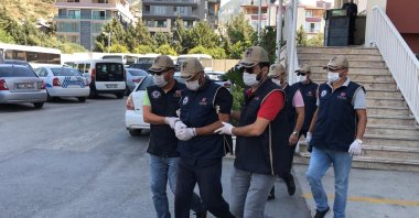 Ercan Bayat, in handcuffs, is escorted to the courthouse in Hatay's Reyhanlı, Sept. 10, 2020 (DHA Photo)