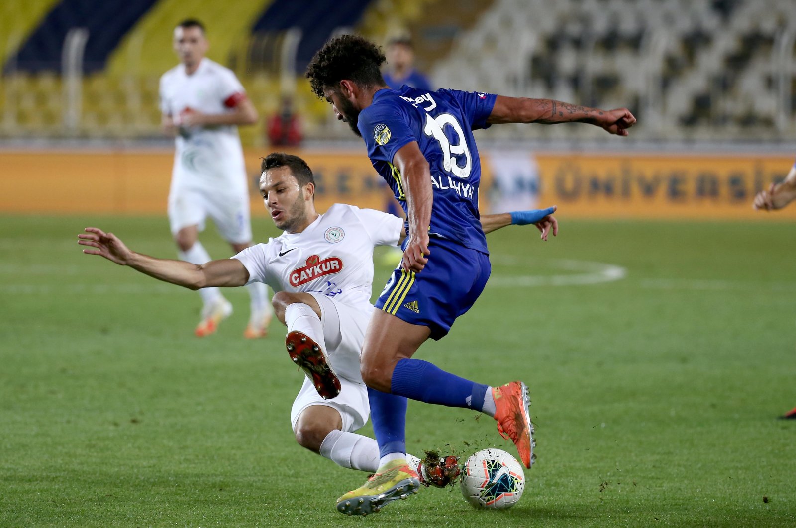 Fenerbahçe's Allahyar Sayyadmanesh (R) and Rizespor's Omar Talbi compete for the ball during a Süper Lig match in Istanbul, Turkey, July 25, 2020. (AA Photo)