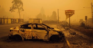 A charred vehicle is seen in the parking lot of the burned Oak Park Motel after the passage of the Santiam Fire in Gates, Oregon, U.S., Sept. 10, 2020. (AFP Photo)