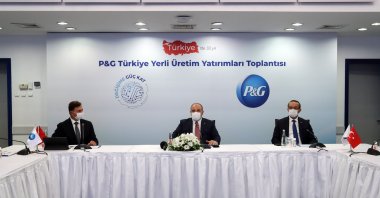 Industry and Technology Minister Mustafa Varank (C) during a meeting at P&G's plant in Turkey's northwestern Kocaeli province, Sept. 11, 2020. (AA Photo)