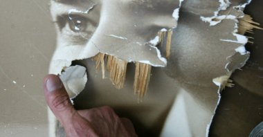 An Iraqi burns a torn picture of late leader Saddam Hussein in the capital Baghdad, Iraq, April 9, 2003. (AFP Photo)