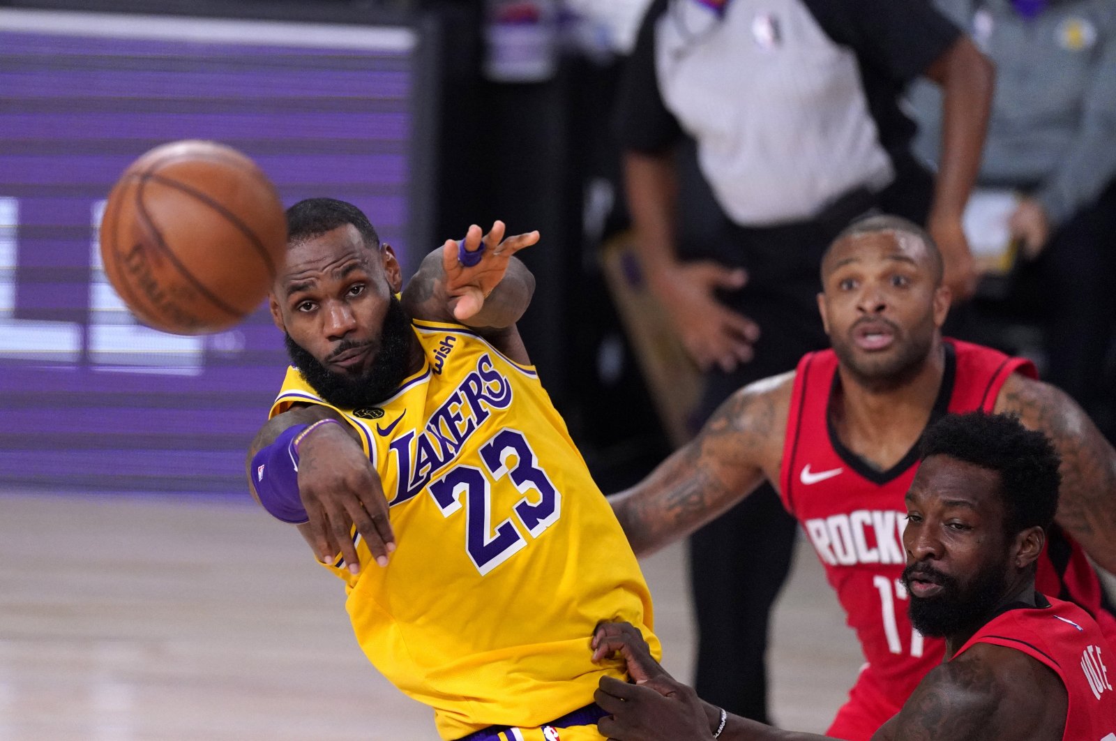 Los Angeles Lakers' LeBron James (L) passes the ball during an NBA match against the Houston Rockets in Lake Buena Vista, Florida, U.S., Sept. 10, 2020. (AP Photo)