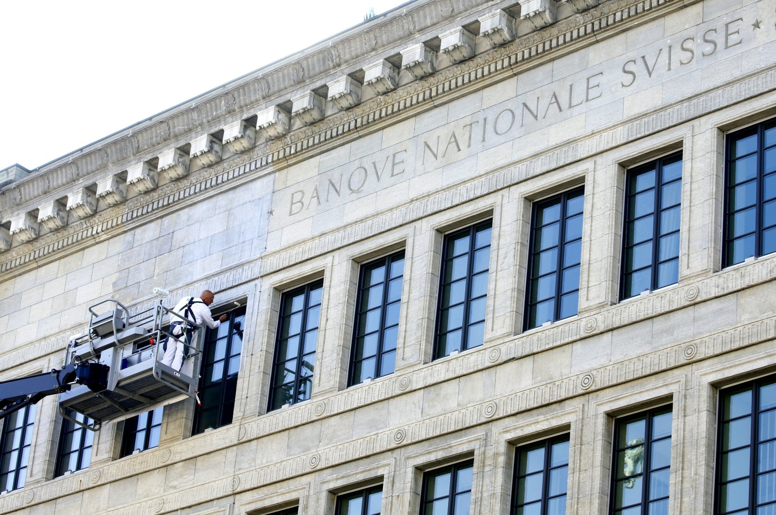 A worker paints the facade of the Swiss National Bank's (SNB) building in Zurich, Switzerland, Sept. 9, 2020. (Reuters Photo)