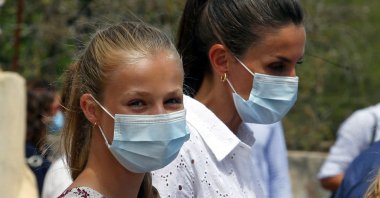 Spain's Queen Letizia and her daughter Princess Leonor (L) visit the education centre "Naum" in Palma de Mallorca, Spain August 11, 2020. (Reuters Photo)