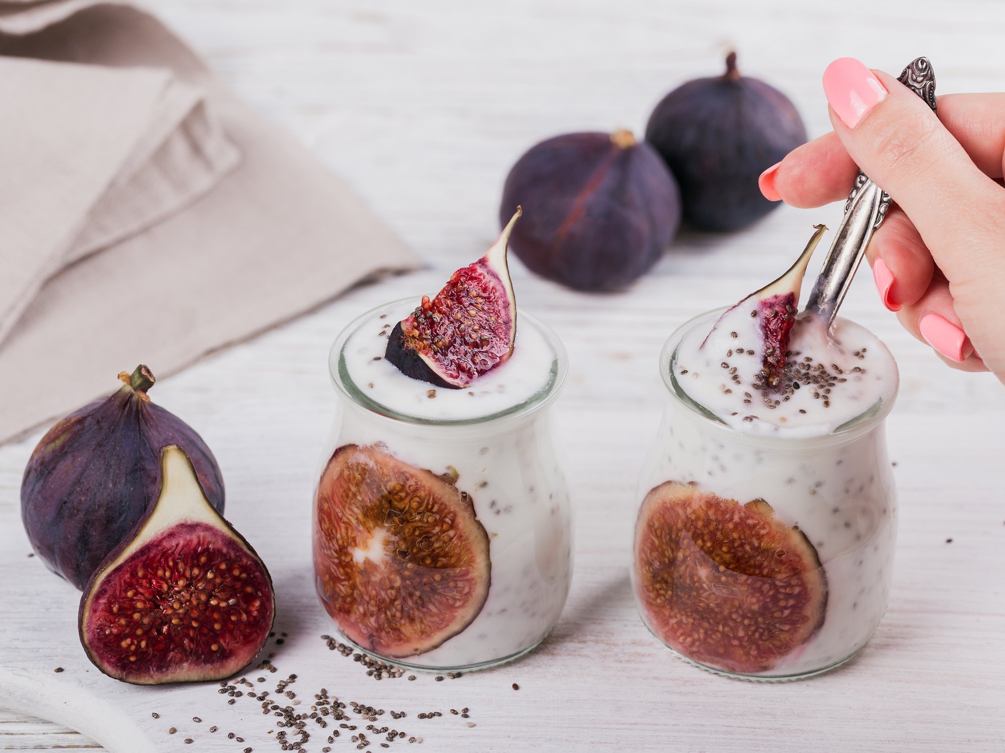 For a quick and filling snack or breakfast, combine some yıogurti, figs and chia seeds. (iStock Photo)