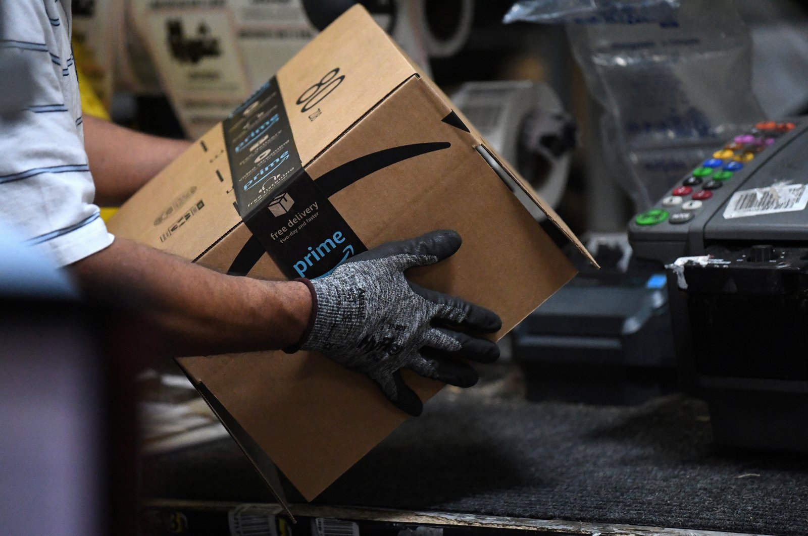 A worker assembles a box for delivery at the Amazon fulfillment center in Baltimore, Maryland, U.S., April 30, 2019. (Reuters Photo)