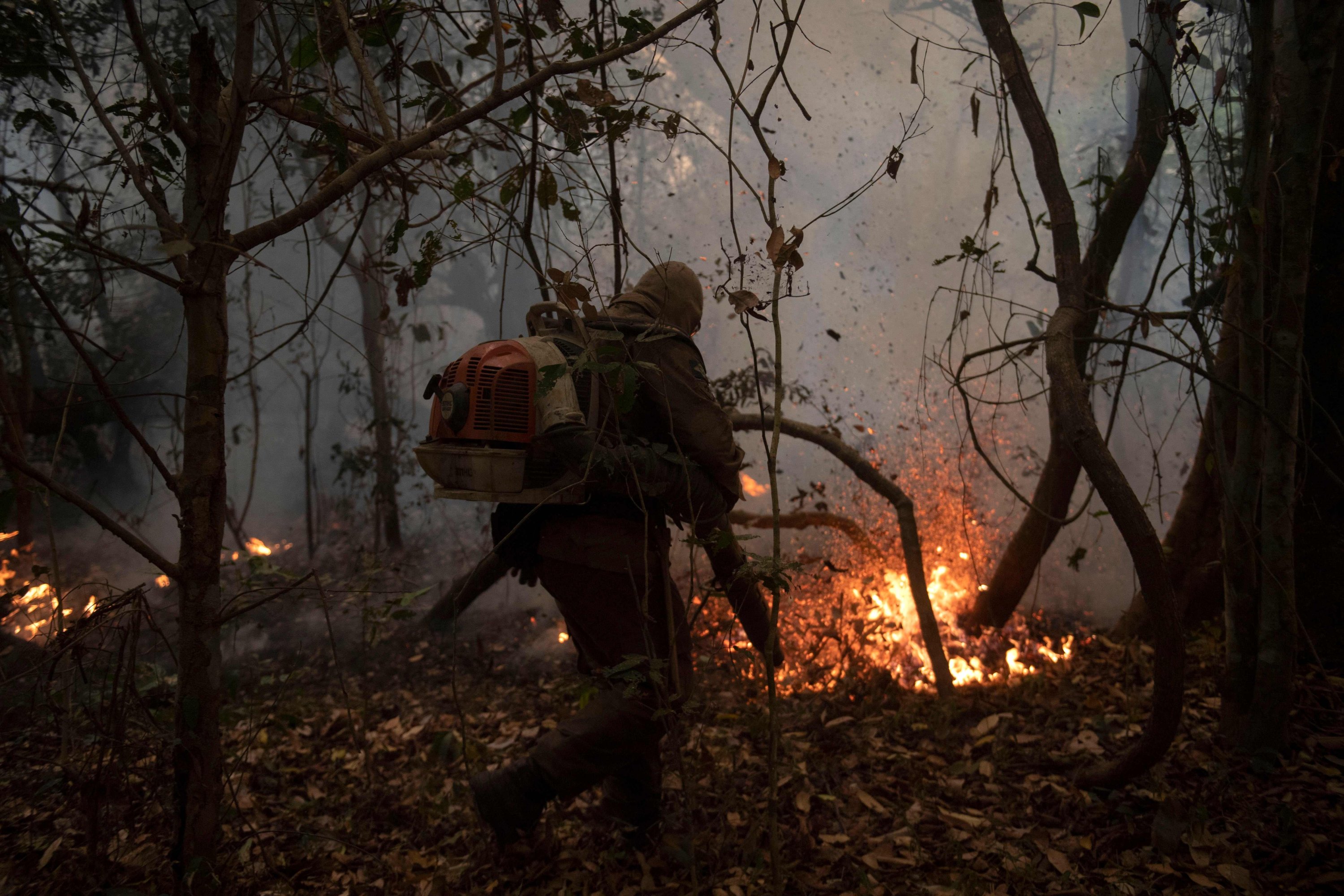Firefighters from the Mato Grosso State Department work to put out a wildfire in the Porto Jofre region in the wetlands of the Pantanal near Transpantaneira road in Mato Grosso state, Brazil, Sept. 14, 2020. (AFP Photo)