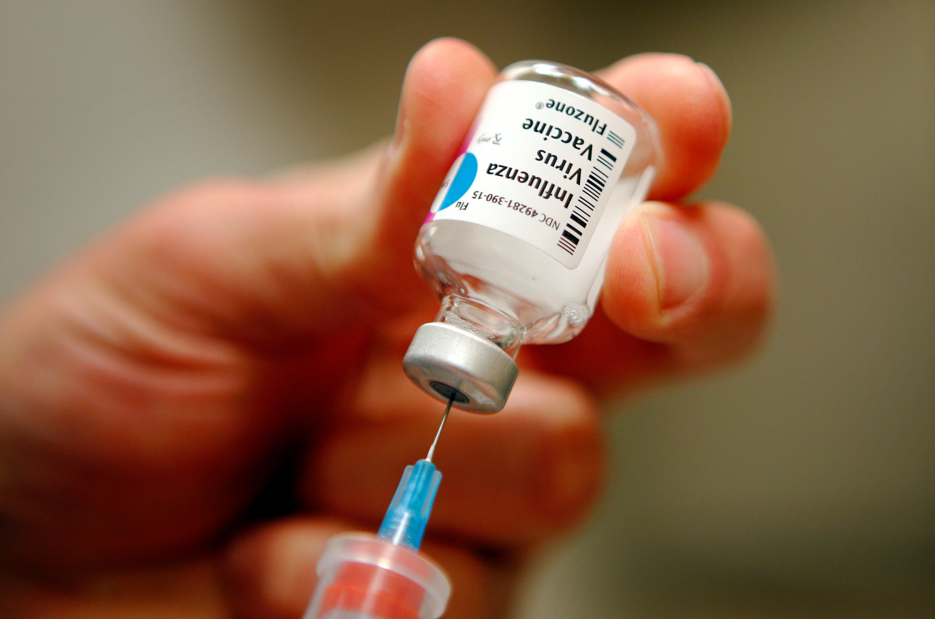 A nurse prepares an injection of the influenza vaccine at Massachusetts General Hospital in Boston, Massachusetts January 10, 2013. (REUTERS Photo)