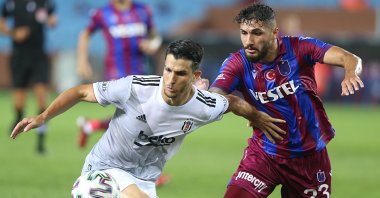 Beşiktaş's Necip Uysal (L) and Trabzonspor's Kamil Ahmet Çörekçi compete for the ball during a Süper Lig match in Trabzon, Turkey, Sept. 13, 2020. (AA Photo)