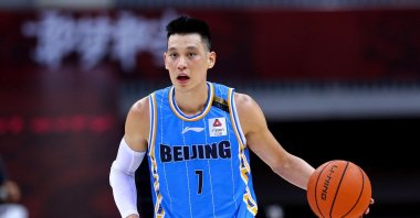 Beijing Ducks' Jeremy Lin driving the ball during a CBA match against Guangdong Southern Tigers in Qingdao, China, Aug. 4, 2020. (AFP Photo)