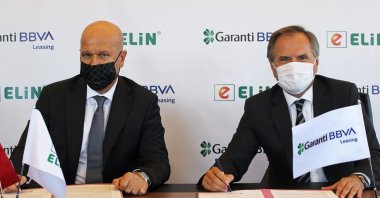 Garanti BBVA Leasing Chief Executive Ünal Gökmen (R) and Elin Energy Board Member Murat Karakeçili pose for a photo before signing the cooperation protocol in Istanbul, Sept. 14, 2020. (AA Photo)