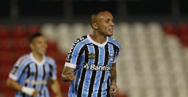 Gremio's Everton Sousa Soares, who transferred to Portugal's Benfica this summer, celebrates a goal during a Copa Libertadores match against Libertad, in Asuncion, Paraguay, April 23, 2019. (AP Photo)