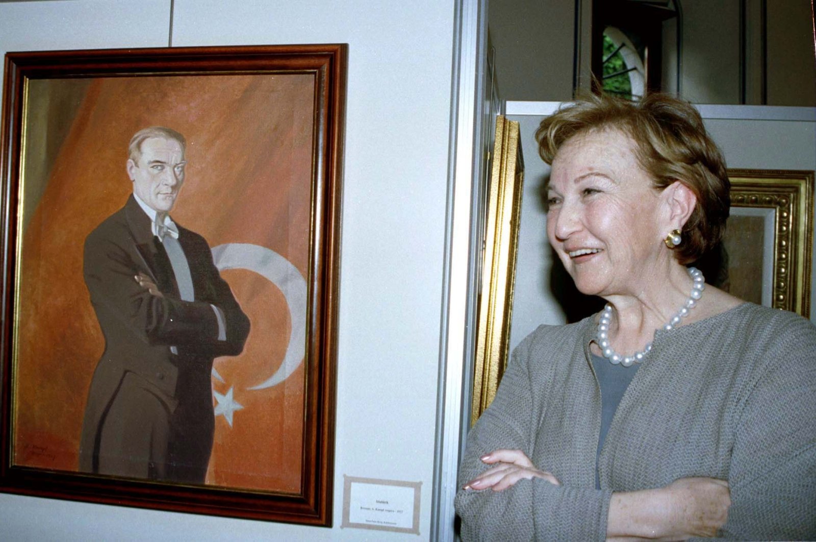 Suna Kıraç poses during an exhibition, in Antalya, southern Turkey, May 19, 1999. (AA Photo)