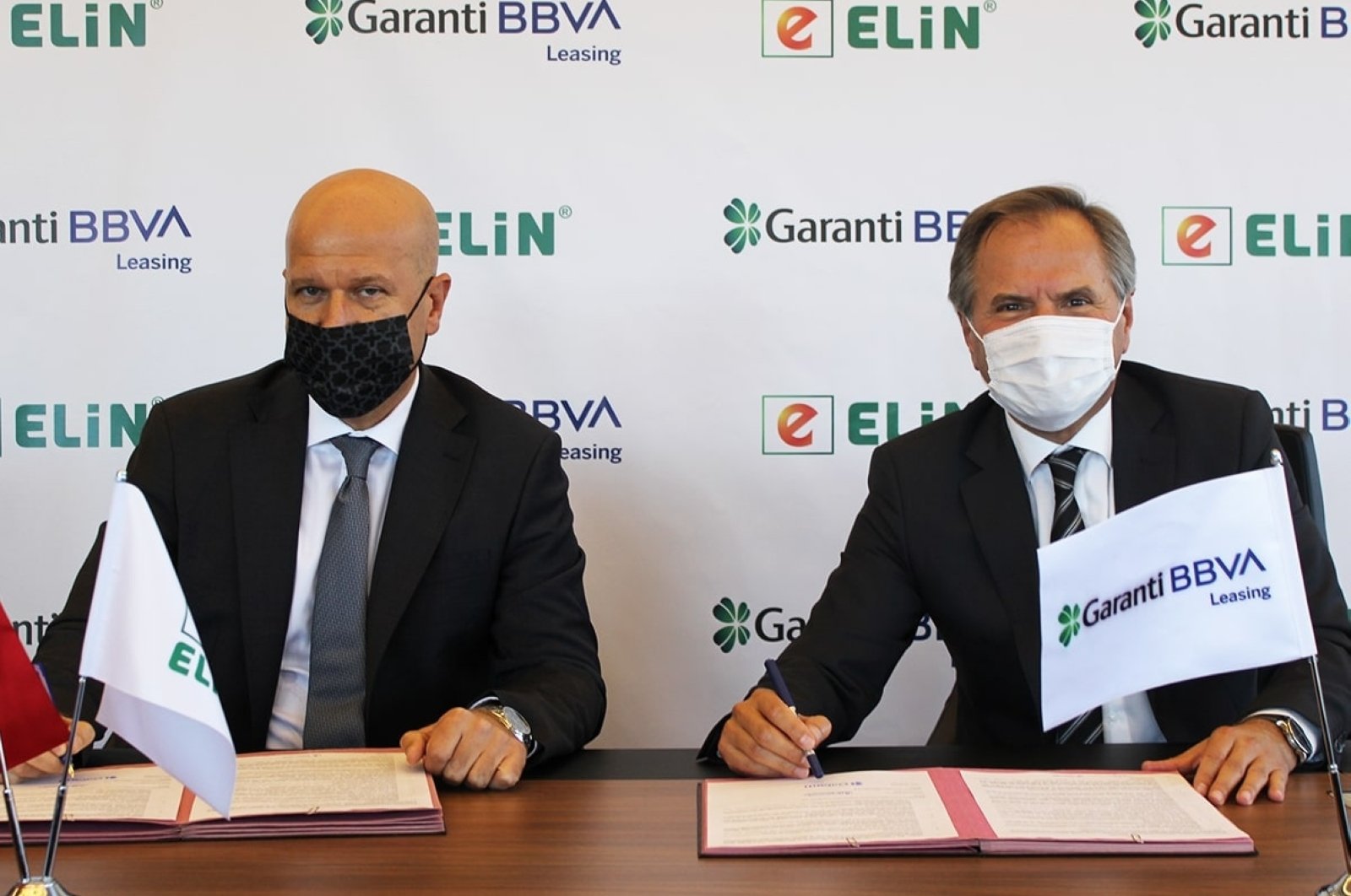 Garanti BBVA Leasing Chief Executive Ünal Gökmen (R) and Elin Energy Board Member Murat Karakeçili pose for a photo before signing the cooperation protocol in Istanbul, Sept. 14, 2020. (AA Photo)