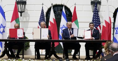 President Donald Trump (C) with from left, Bahrain Foreign Minister Khalid bin Ahmed Al Khalifa, Israeli Prime Minister Benjamin Netanyahu and United Arab Emirates (UAE) Foreign Minister Abdullah bin Zayed al-Nahyan, during the Abraham Accords-signing ceremony on the South Lawn of the White House, Washington, Sept. 15, 2020. (AP Photo)