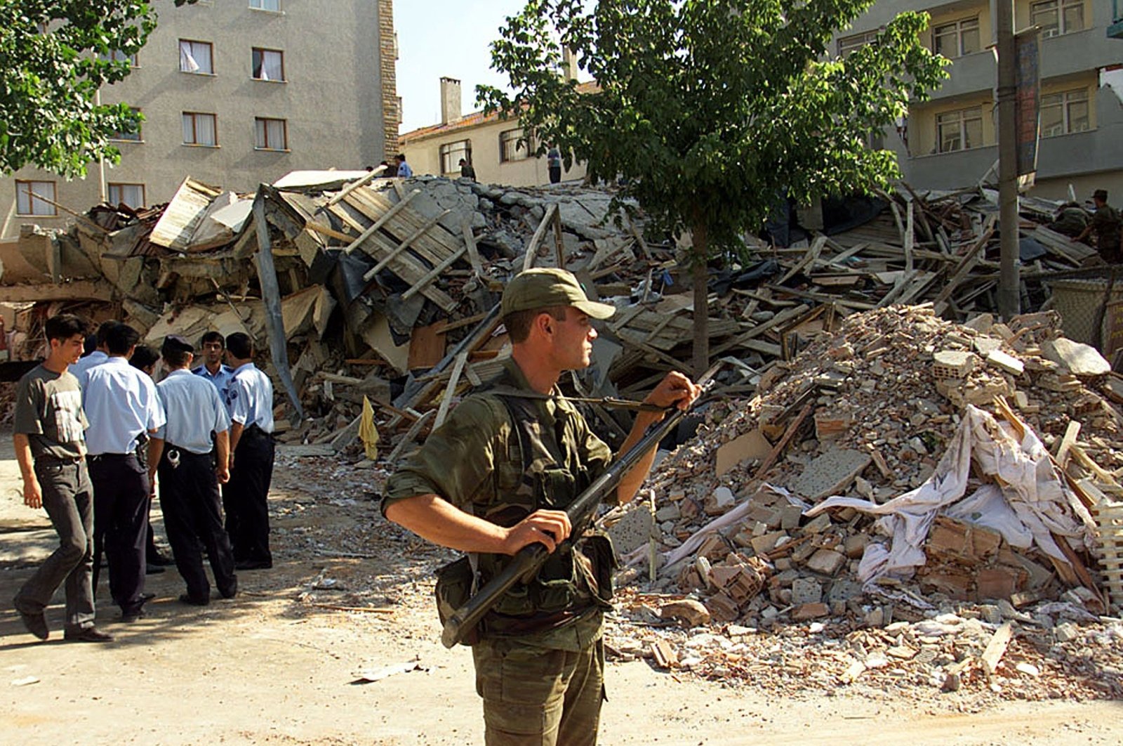 Turkish gendarme stands guard in front of rubble after an earthquake in the Avcılar district in Istanbul, Turkey, Aug. 18, 1999. (REUTERS Photo)