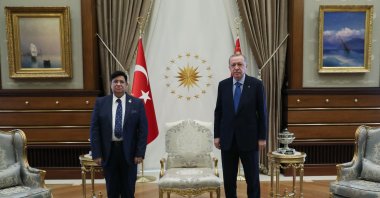 Bangladeshi Foreign Minister A.K. Abdul Momen (L) and President Recep Tayyip Erdoğan pose for a picture at the Presidential Complex in Ankara, Turkey, Sept. 17, 2020. (AA Photo)