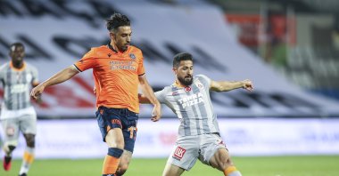 Başakşehir's Irfan Can Kahveci (L) and Galatasaray's Emre Akbaba compete for the ball during a Süper Lig match in Istanbul, Turkey, June 28, 2020. (AA Photo)
