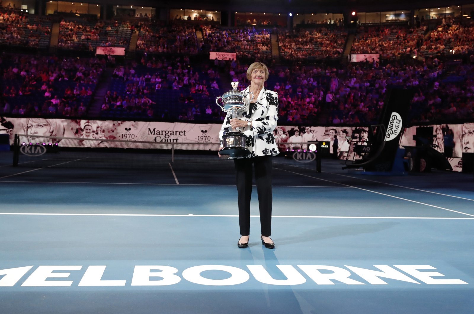  Margaret Court holds up the women's Australian Open trophy as her 50th anniversary of her Grand Slam is celebrated at the Australian Open tennis championship in Melbourne, Australia, Jan. 27, 2020. (AP Photo)