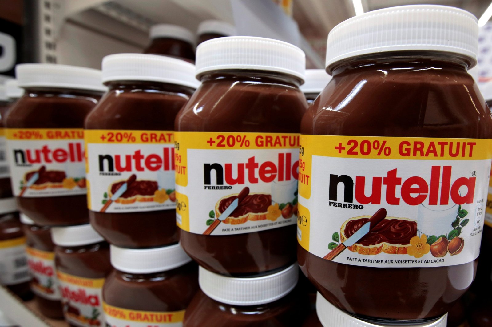 Jars of Nutella chocolate-hazelnut paste are displayed at a Carrefour hypermarket in Nice, France, April 6, 2016. (Reuters Photo)