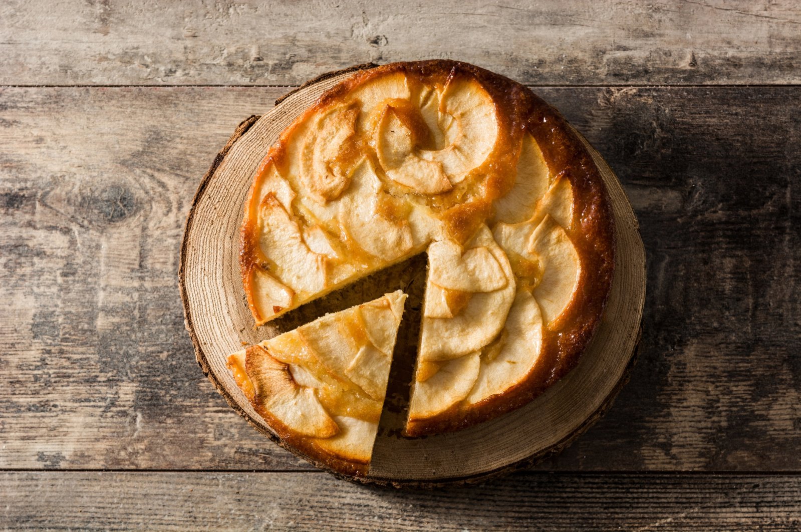 An apple cake is easier and less time-consuming than baking an intricate pie. (iStock Photo)
