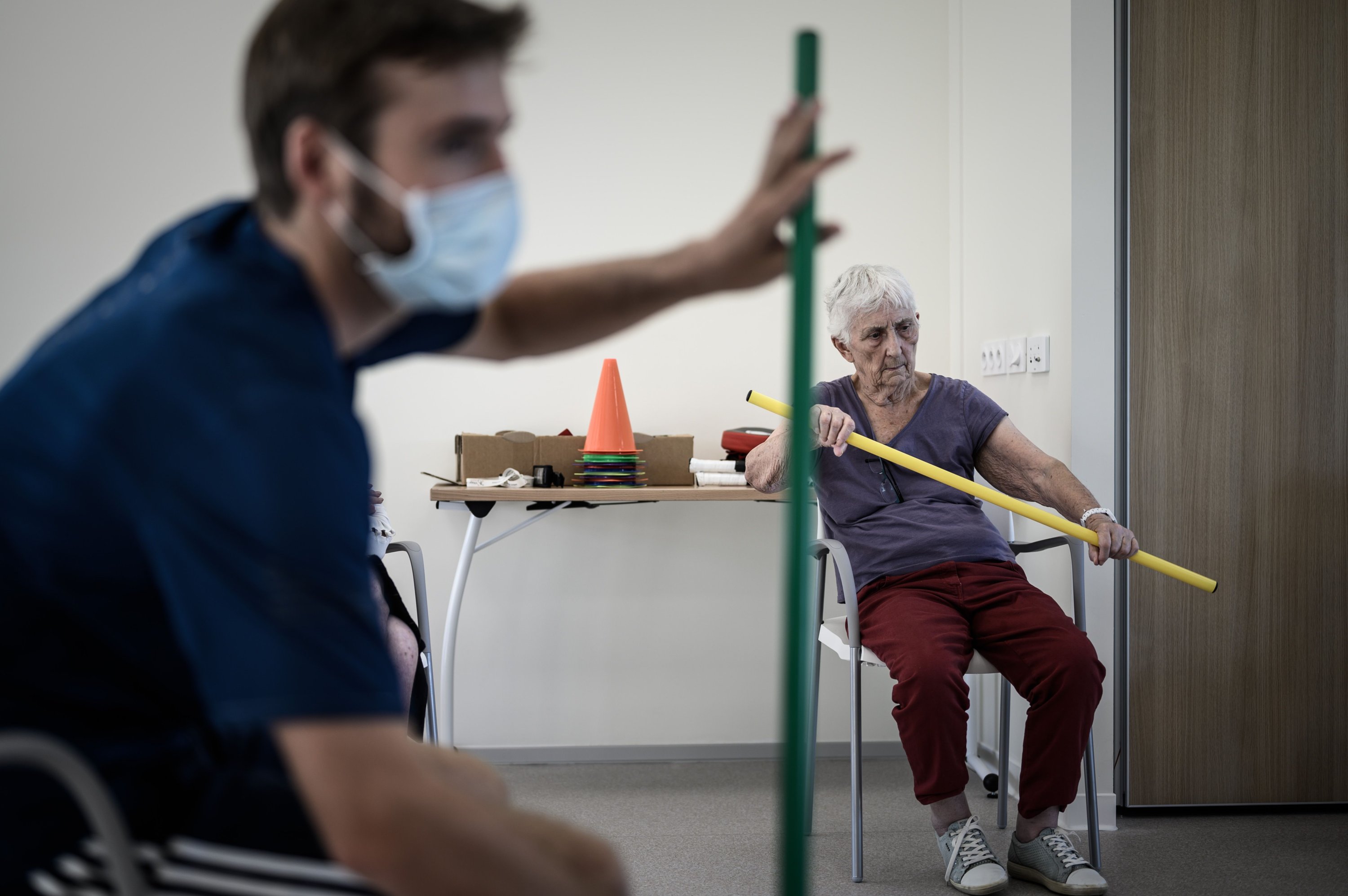 A volunteer provids guidance to Alzheimer’s patients during physical activity in the village Landais Alzheimer site for Alzheimer’s patients in Dax, southwestern France, Sept. 9, 2020. (AFP Photo)