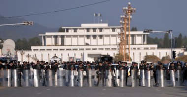 Pakistani police block a street leading to president house during protest rally in Islamabad, Jan. 8, 2016. (AFP Photo) 