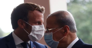 French President Emmanuel Macron (L) and Lebanon's President Michel Aoun wear face masks as they arrive to attend a meeting at the presidential palace, Baabda, Sept. 1, 2020. (REUTERS Photo)
