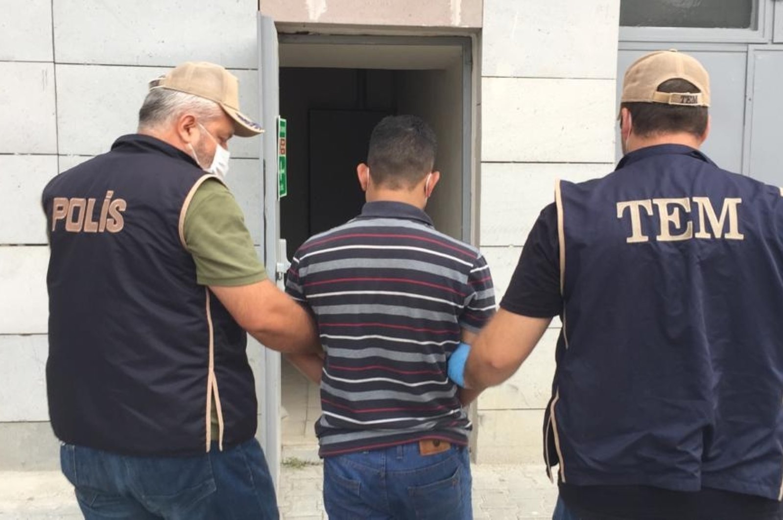 Counterterrorism police bring suspected Daesh terrorist to the police station in Samsun, Turkey on Monday, Sept. 21, 2020 (DHA Photo)